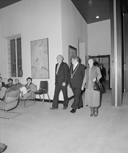 884063 Afbeelding van de binnenkomst van burgemeester H.J.L. Vonhoff bij een afscheidsvergadering annex -receptie in ...